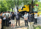 2台CX6.90交付汝州！跨区机手集体“围观”，这台收割机凭什么？